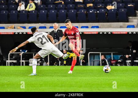 MADRID, SPANIEN - 22. OKTOBER: Gonzalo Montiel von Sevilla CF während des Spiels zwischen Real Madrid CF und Sevilla CF von La Liga Santander am 22. Oktober 2022 in Santiago Bernabeu von Madrid, Spanien. (Foto von Samuel Carreño/PxImages) Stockfoto