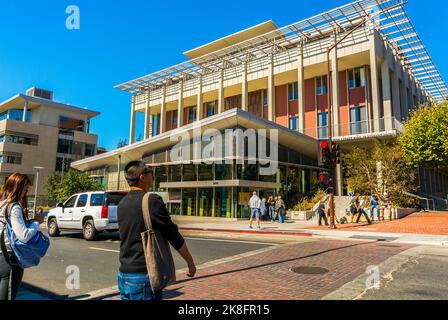 Berkeley, Kalifornien, USA, University of California, Berkeley, Studenten auf dem Campus, vor dem Gebäude auf der Straße Stockfoto