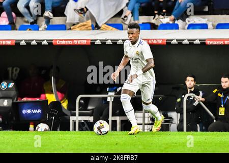 MADRID, SPANIEN - 22. OKTOBER: Vinicius Junior von Real Madrid CF während des Spiels zwischen Real Madrid CF und Sevilla CF von La Liga Santander am 22. Oktober 2022 in Santiago Bernabeu von Madrid, Spanien. (Foto von Samuel Carreño/PxImages) Stockfoto