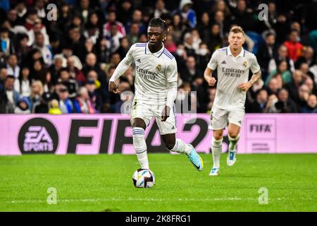 MADRID, SPANIEN - 22. OKTOBER: Eduardo Camavinga von Real Madrid CF während des Spiels zwischen Real Madrid CF und Sevilla CF von La Liga Santander am 22. Oktober 2022 in Santiago Bernabeu von Madrid, Spanien. (Foto von Samuel Carreño/PxImages) Stockfoto