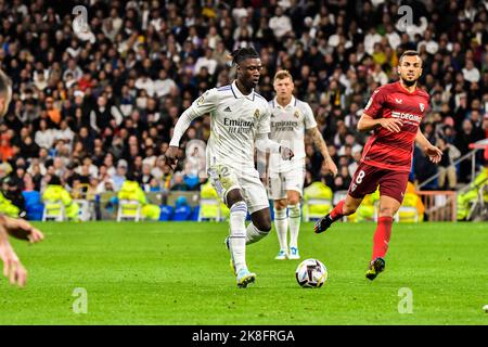 MADRID, SPANIEN - 22. OKTOBER: Aurélien Tchouameni von Real Madrid CF während des Spiels zwischen Real Madrid CF und Sevilla CF von La Liga Santander am 22. Oktober 2022 in Santiago Bernabeu von Madrid, Spanien. (Foto von Samuel Carreño/PxImages) Stockfoto