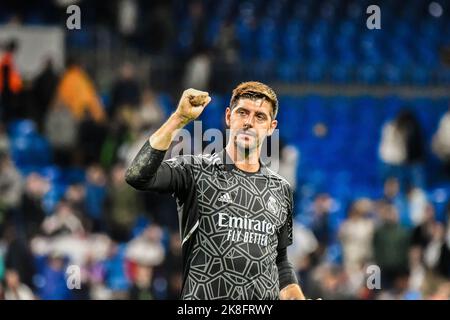 MADRID, SPANIEN - 22. OKTOBER: Thibaut Courtois von Real Madrid CF während des Spiels zwischen Real Madrid CF und Sevilla CF von La Liga Santander am 22. Oktober 2022 in Santiago Bernabeu von Madrid, Spanien. (Foto von Samuel Carreño/PxImages) Stockfoto