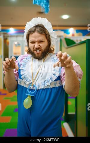 Lustige Mann wie kleine Baby Grimacing Stockfoto