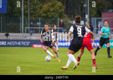 Frankfurt, Deutschland. 23. Oktober 2022. Frankfurt, Deutschland, Oktober 23. 2022: Laura Feiersinger (27 Frankfurt) kontrolliert den Ball beim FLYERALARM Frauen-Bundesliga-Spiel zwischen Eintracht Frankfurt und MSV Duisburg im Stadion Brentanobad in Frankfurt am Main. (Norina Toenges/Sports Press Photo/SPP) Quelle: SPP Sport Press Photo. /Alamy Live News Stockfoto