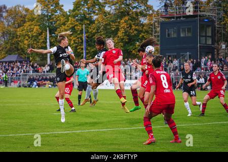 Frankfurt, Deutschland. 23. Oktober 2022. Frankfurt, Deutschland, Oktober 23. 2022: Spielaktion während des FLYERALARM Frauen-Bundesliga-Spiels zwischen Eintracht Frankfurt und MSV Duisburg im Stadion von Brentanobad in Frankfurt am Main. (Norina Toenges/Sports Press Photo/SPP) Quelle: SPP Sport Press Photo. /Alamy Live News Stockfoto