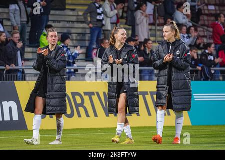 Frankfurt, Deutschland. 23. Oktober 2022. Frankfurt, Deutschland, Oktober 23. 2022: Anna Aehling (24 Frankfurt), Lara Prasnikar (7 Frankfurt) und Virginia Kirchberger (13 Frankfurt) nach dem FLYERALARM Frauen-Bundesliga-Spiel zwischen Eintracht Frankfurt und MSV Duisburg im Stadion Brentanobad in Frankfurt am Main. (Norina Toenges/Sports Press Photo/SPP) Quelle: SPP Sport Press Photo. /Alamy Live News Stockfoto