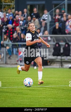 Frankfurt, Deutschland. 23. Oktober 2022. Frankfurt, Deutschland, Oktober 23. 2022: Carlotta Wamser (30 Frankfurt) versucht sich beim FLYERALARM Frauen-Bundesliga-Spiel zwischen Eintracht Frankfurt und MSV Duisburg im Stadion Brentanobad in Frankfurt am Main den Ball zu holen. (Norina Toenges/Sports Press Photo/SPP) Quelle: SPP Sport Press Photo. /Alamy Live News Stockfoto