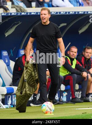 München, Deutschland. 22. Oktober 2022. Trainer Julian Nagelsmann (FCB), Teamleiter, Headcoach, Coach, Andre Breitenreiter, Cheftrainer, Teamchef TSG Hoffenheim, im Spiel TSG 1899 HOFFENHEIM - BAYERN MÜNCHEN 1.Deutsche Fußball-Liga am 22. Oktober 2022 in Hoffenheim, Deutschland. Saison 2022/2023, Spieltag 11, 1.Bundesliga, FCB, München, 11.Spieltag © Peter Schatz / Alamy Live News - die DFL-VORSCHRIFTEN VERBIETEN DIE VERWENDUNG VON FOTOGRAFIEN als BILDSEQUENZEN und/oder QUASI-VIDEO - Quelle: Peter Schatz/Alamy Live News Stockfoto