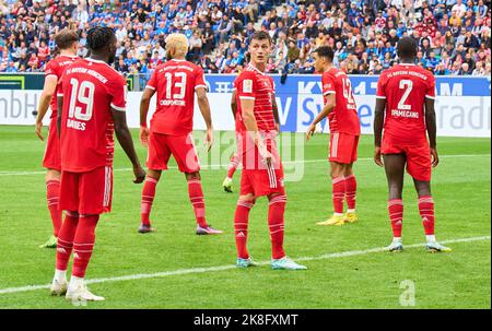 München, Deutschland. 22. Oktober 2022. Benjamin PAVARD, FCB 5 im Spiel TSG 1899 HOFFENHEIM - BAYERN MÜNCHEN 0-2 1.Deutsche Fußballliga am 22. Oktober 2022 in Hoffenheim, Deutschland. Saison 2022/2023, Spieltag 11, 1.Bundesliga, FCB, München, 11.Spieltag, München © Peter Schatz / Alamy Live News - die DFL-VORSCHRIFTEN VERBIETEN DIE VERWENDUNG VON FOTOGRAFIEN als BILDSEQUENZEN und/oder QUASI-VIDEO - Quelle: Peter Schatz/Alamy Live News Stockfoto