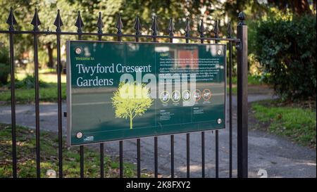 Blick auf den Eingang zu den Twyford Crescent Gardens in Ealing, London. Stockfoto