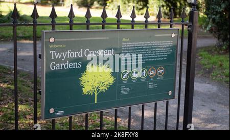 Blick auf den Eingang zu den Twyford Crescent Gardens in Ealing, London. Stockfoto