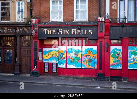 Der Six Bells Pub ist in Acton, London, an Bord. Stockfoto