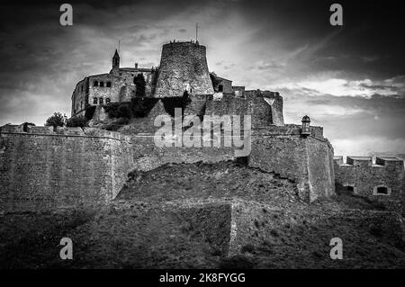 Mittelalterliches Dorf Cardona, Provinz Barcelona, Katalonien, Spanien, berühmt für seinen Salzberg. Stockfoto