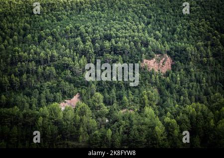 Mittelalterliches Dorf Cardona, Provinz Barcelona, Katalonien, Spanien, berühmt für seinen Salzberg. Stockfoto