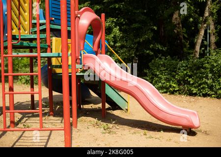 Kinderspielplatz im Hof. Platz für Kinder zum Spielen. Karussells und Rutschen. Unterhaltungsbereich. Stockfoto