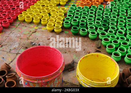 Kunstvolle Bemalung irdischer Töpfe, Hintergrund farbenfroher Töpfe, die während des Diwali-Festivals in Indien für Rituale verwendet wurden. Stockfoto