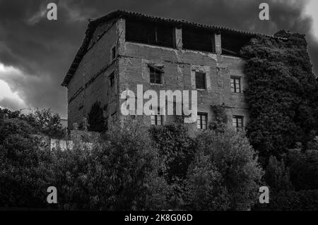 Mittelalterliches Dorf Cardona, Provinz Barcelona, Katalonien, Spanien, berühmt für seinen Salzberg. Stockfoto