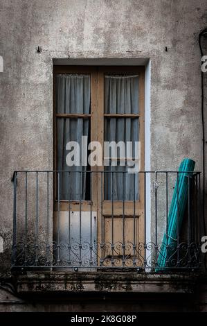 Mittelalterliches Dorf Cardona, Provinz Barcelona, Katalonien, Spanien, berühmt für seinen Salzberg. Stockfoto