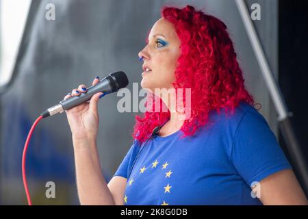 London, Großbritannien - 22.. Oktober 2022 - Lee Rudd (Gastgeber) spricht am Ende eines marsches auf dem Parliament Square, um eine „EU-Wende“ der britischen Regierung zur Mitgliedschaft in der Europäischen Union zu fordern. Info: https://marchforrejoin.co.uk/ Stockfoto