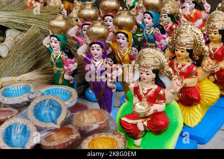 Schöne Statuen der Göttin Lakshmi zum Verkauf während des Festivals von Diwali in Pune, Indien angezeigt. Handgefertigte Laxmi Idole. Stockfoto