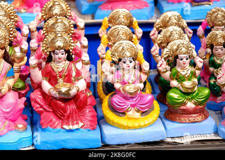 Schöne Statuen der Göttin Lakshmi zum Verkauf während des Festivals von Diwali in Pune, Indien angezeigt. Handgefertigte Laxmi Idole. Stockfoto