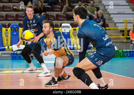 Verona, Italien. 22. Oktober 2022. Galerie des Spiels zwischen WithU Verona und Gioiella Prisma Taranto gültig für einen vierten Tag der SuperLega italienischen Volleyball-Meisterschaft am 22. Oktober 2022 in Pala AGSM-AIM in Verona, Italien Credit: Roberto Tommasini/Alamy Live News Stockfoto