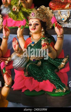 Schöne Statuen der Göttin Lakshmi zum Verkauf während des Festivals von Diwali in Pune, Indien angezeigt. Handgefertigte Laxmi Idole. Stockfoto