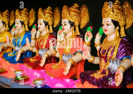 Schöne Statuen der Göttin Lakshmi zum Verkauf während des Festivals von Diwali in Pune, Indien angezeigt. Handgefertigte Laxmi Idole. Stockfoto