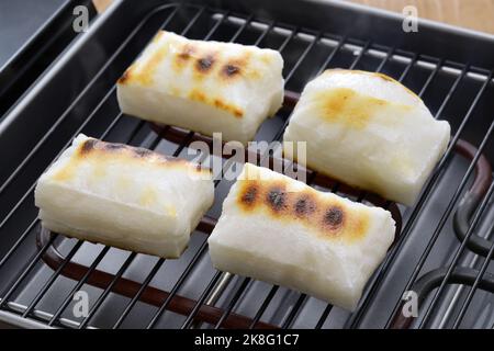 Kochen Yaki Mochi (gegrillter japanischer Reiskuchen) Stockfoto