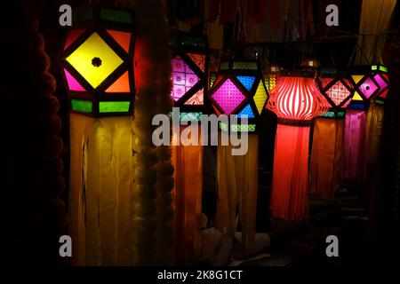 Bunte moderne Laternen in verschiedenen Größen & Formen Akash kandil oder Diwali dekorative Lampen hängen aus Side Shop zum Verkauf in Pune, Indien Stockfoto