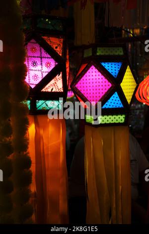 Bunte moderne Laternen in verschiedenen Größen & Formen Akash kandil oder Diwali dekorative Lampen hängen aus Side Shop zum Verkauf in Pune, Indien Stockfoto