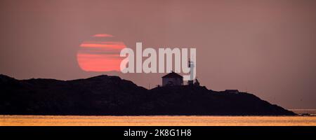 Sonnenaufgang über dem Leuchtturm der Trial Islands in der Juan de Fuca Strait in der Nähe von Victoria, British Columbia, Kanada. Stockfoto