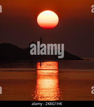 Sonnenaufgang über dem Leuchtturm der Trial Islands in der Juan de Fuca Strait in der Nähe von Victoria, British Columbia, Kanada. Stockfoto