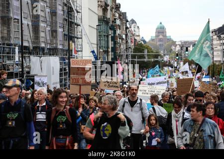 Brüssel, Region Brüssel-Hauptstadt, Belgien. 23. Oktober 2022. Demonstranten marschieren während der Demonstration für das Klima "Walk for your future" in Brüssel, Belgien, am 23. Oktober 2022. (Bild: © Valeria Mongelli/ZUMA Press Wire) Bild: ZUMA Press, Inc./Alamy Live News Stockfoto