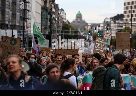 Brüssel, Region Brüssel-Hauptstadt, Belgien. 23. Oktober 2022. Demonstranten marschieren während der Demonstration für das Klima "Walk for your future" in Brüssel, Belgien, am 23. Oktober 2022. (Bild: © Valeria Mongelli/ZUMA Press Wire) Bild: ZUMA Press, Inc./Alamy Live News Stockfoto