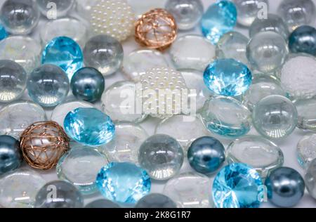Schöner Hintergrund aus transparenten, hellblauen Glasperlen, Kristallen und weißen Perlen. Speicherplatz kopieren. Stockfoto