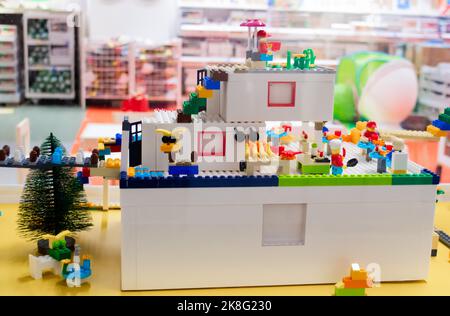 Moskau, Russland, Februar 2020: Ein Haus aus lego-Blöcken mit Figuren. Zusammenarbeit mit Ikea. Stockfoto