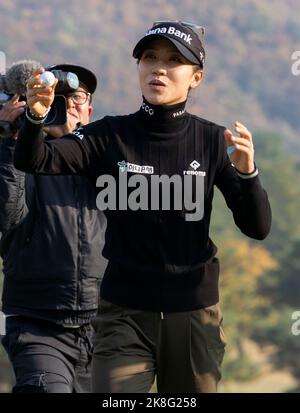 Wonju, Südkorea. 23. Oktober 2022. Lydia Ko aus Neuseeland feiert ihren Sieg auf dem Grün von 18. während der Endrunde der BMW Ladies Championship im Oak Valley Country Club in Wonju, Südkorea, am 23. Oktober 2022. (Foto: Lee Young-ho/Sipa USA) Quelle: SIPA USA/Alamy Live News Stockfoto