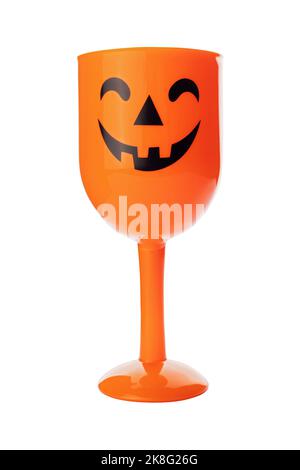 Eine niedliche orangefarbene Tasse mit Jack-o-Laterne Gesicht isoliert auf weißem Hintergrund Stockfoto