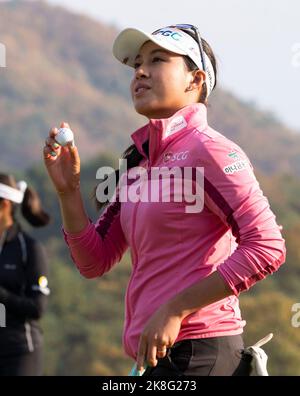 Wonju, Südkorea. 23. Oktober 2022. Atthaya Thitikul aus Thailand reagiert am 23. Oktober 2022 im Finale der BMW Ladies Championship im Oak Valley Country Club in Wonju, Südkorea, auf das Grün der 18.. (Foto: Lee Young-ho/Sipa USA) Quelle: SIPA USA/Alamy Live News Stockfoto