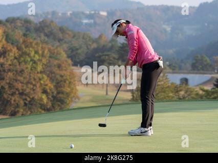 Wonju, Südkorea. 23. Oktober 2022. Atthaya Thitikul aus Thailand, der am 23. Oktober 2022 im Oak Valley Country Club in Wonju, Südkorea, beim Finallauf der BMW Ladies Championship im Jahr 18. auf das Grün gestoßen ist. (Foto: Lee Young-ho/Sipa USA) Quelle: SIPA USA/Alamy Live News Stockfoto