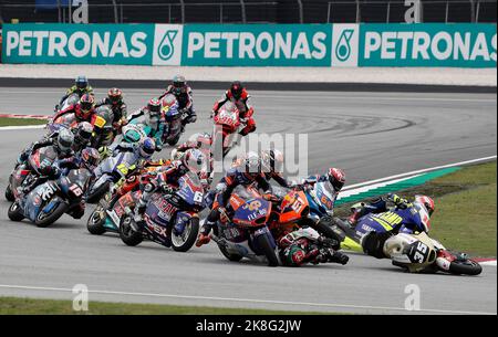 Kuala Lumpur, Malaysia. 23. Oktober 2022. Moto 2-Fahrer stürzten beim Moto 2-Rennen des Petronas Grand Prix von Malaysia auf dem Sepang International Circuit in Sepang ab. Kredit: SOPA Images Limited/Alamy Live Nachrichten Stockfoto