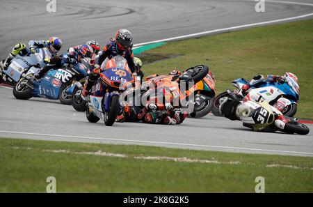 Kuala Lumpur, Malaysia. 23. Oktober 2022. Moto 2-Fahrer stürzten beim Moto 2-Rennen des Petronas Grand Prix von Malaysia auf dem Sepang International Circuit in Sepang ab. Kredit: SOPA Images Limited/Alamy Live Nachrichten Stockfoto