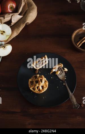 Mini Apple Pie Torten in dunklen Stil Lebensmittel Bild Stockfoto