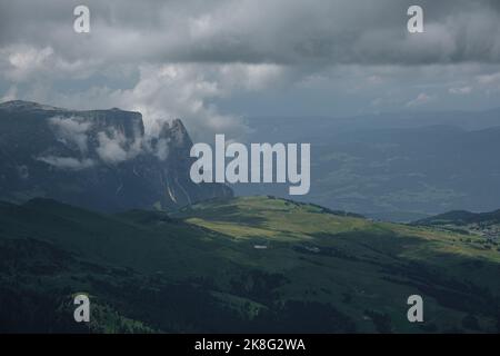 Blick auf das Schlernmassiv mit der charakteristischen Silhouette und die Seiser Alm in Italien. Stockfoto