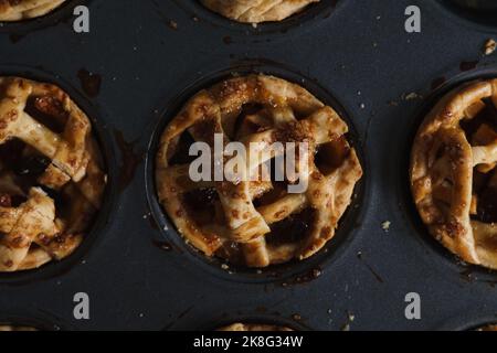 Mini Apple Pie Torten in dunklen Stil Lebensmittel Bild Stockfoto