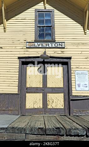 Das Äußere des alten historischen Silverton-Bahndepots auf der Cement und der East 10. Street ist jetzt das D&SNG Museum in Silverton, Colorado, USA. Stockfoto