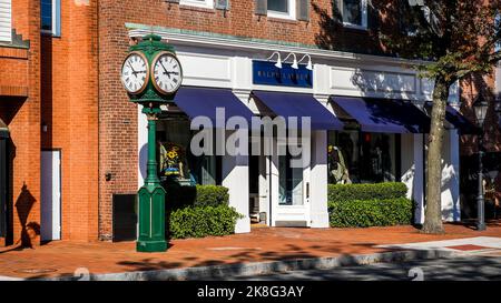 NEW CANAAN, CT, USA - 22. OKTOBER 2022: Backsteinfassade mit Ralph Lauren-Ladenfront und Stadtuhr Stockfoto