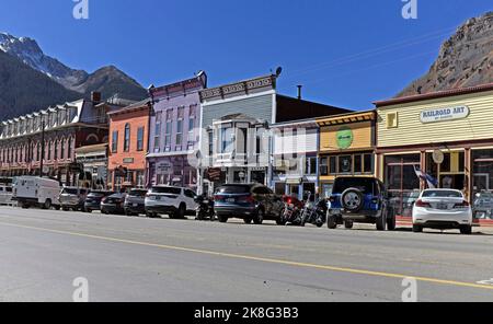 Greene Street mit Hotels, Geschäften, Restaurants und Blick auf die San Juan Mountains in dieser historischen Bergbaustadt in den westlichen Bergen in Silverton, Colorado. Stockfoto