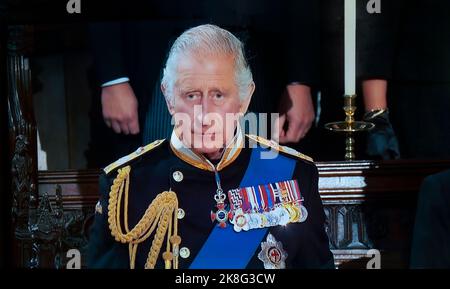 KÖNIG CHARLES III. Königin Elizabeth II. Begräbnis in der St. George's Chapel Windsor Castle. Ein nachdenklicher, trauriger, reflektierender König Charles III. Während des Trauerdienstes der Königlichen Kapelle in Windsor. UHD-Übertragung noch. 19.. September 2022 Stockfoto